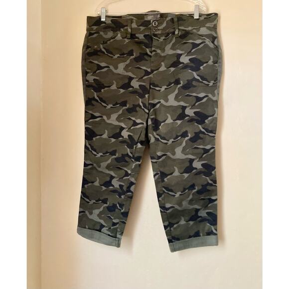 Torrid Women's Pants Cropped Aviator Camo Size 20 Twill Skinny NWT - Picture 5 of 10